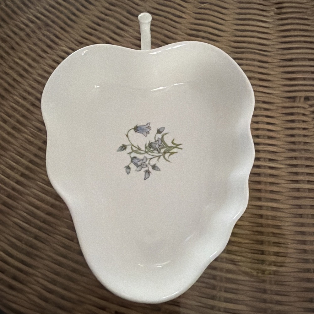 Chojyu Ceramic Bone China Japan Handled Leaf Shape Bowls